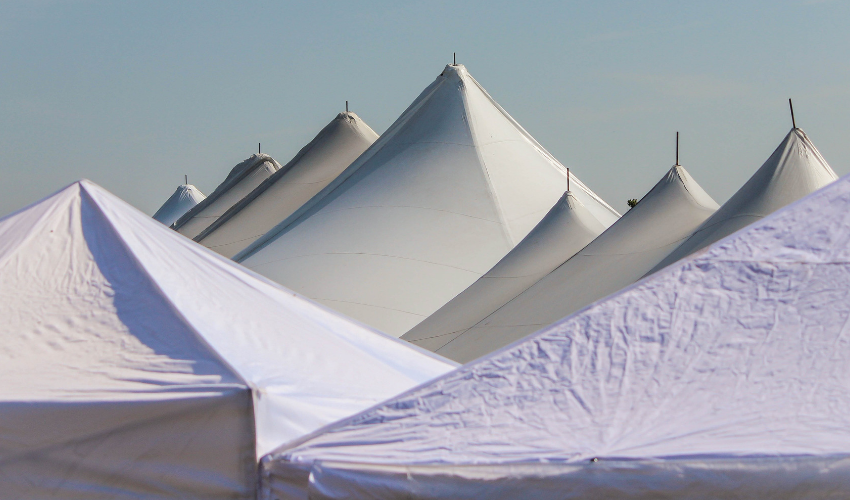 Mejora tu evento al aire libre con el alquiler de carpas con calefacción